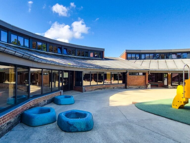 Rénovation de châssis et portes d’une école à La Louvière par ICOMET Group